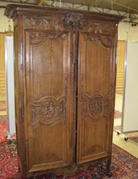 Armoire en chêne mouluré et sculpté de rubans