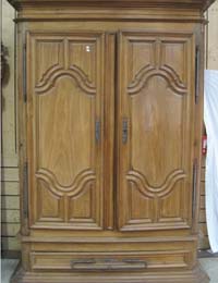 Armoire en orme sculpté