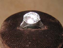 Bague en platine sertie d'un diamant solitaire