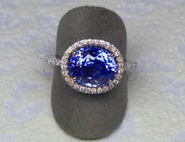 Bague or blanc sertie d'un saphir ovale