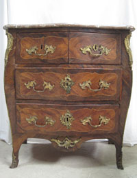 Petite commode galbée Louis XV