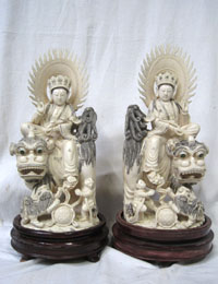 Statuettes en ivoire représentant des divinités