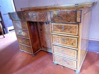 Bureau en marqueterie de ronce de noyer