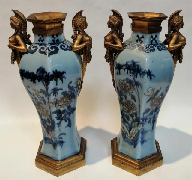 Paire de vases à pans coupés en porcelaine