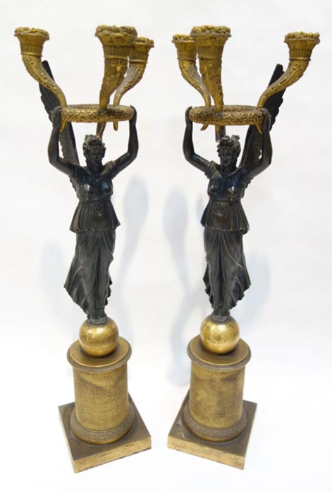 Paire de candélabres en bronze patiné et doré