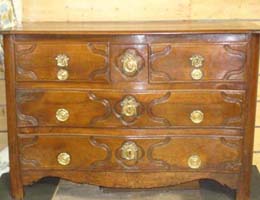 Commode en noyer et en chêne